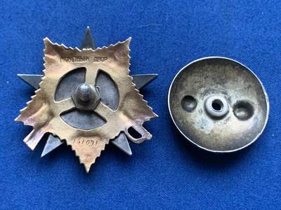 《竞宝斋》第409场 周日，周一，2场连拍 （全场包邮） 苏联1943版一级卫国勋章，含纯金8.3克左右，带证书，银质背轮，7点钟方向白珐琅有小剥皮，整体品相极美。带档案，中拍可联系索取。