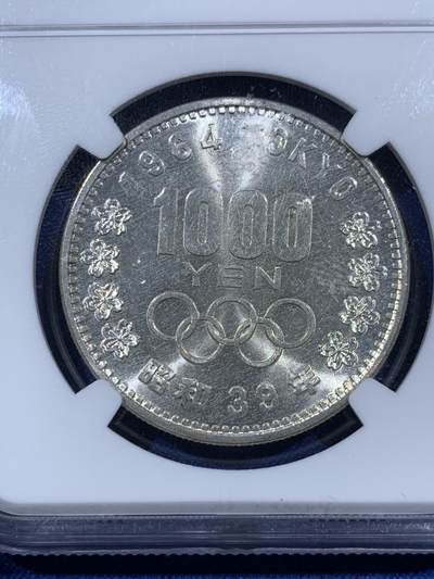 《竞宝斋》第409场 周日，周一，2场连拍 （全场包邮） 两枚一组 NGC MS65 日本1964年奥运银币 状态都很不错 近期银价飞涨 盒子币几乎没有溢价了 性价比很高