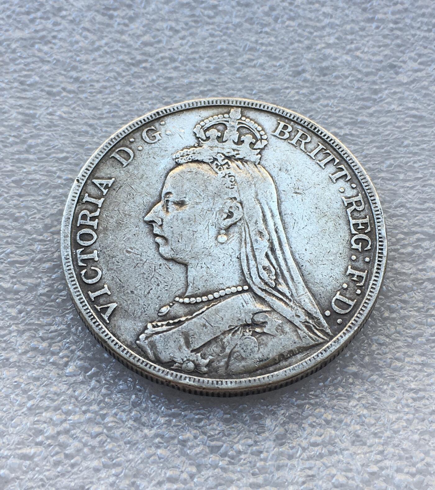 世界钱币专场拍卖 英国1890年维多利亚女王高冠马剑一克朗银币 28克92.5%银