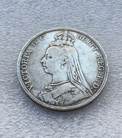 世界钱币专场拍卖 - 英国1890年维多利亚女王高冠马剑一克朗银币 28克92.5%银