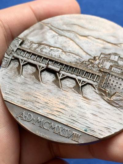 《竞宝斋》第409场 周日，周一，2场连拍 （全场包邮） 意大利 重建巴萨诺德尔格拉帕的阿尔皮尼桥 景观大铜章 81.8克 59.8mm