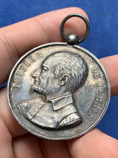 《竞宝斋》第409场 周日，周一，2场连拍 （全场包邮） 法国农业协会银章 950银 带吊环重约33.8克 41.9mm 蜜蜂银标