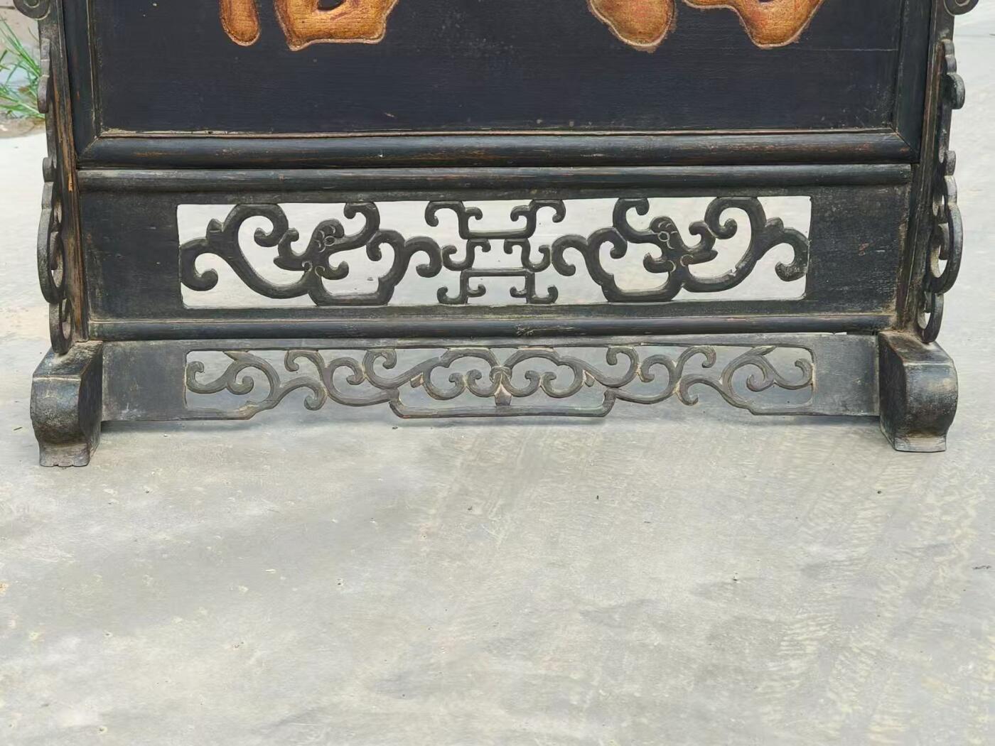 基本定义 鸿禧由“鸿”（大、盛）与“禧”（吉祥、福）组合而成，字面意为“大福”或“洪福”。 乡下拆迁淘得，清代楠木，鸿禧，老插屏一套。镂空雕刻，浮雕描金字。品相如图，包老。值得收藏和拥有。 尺寸宽厚高69/22/66Cm。