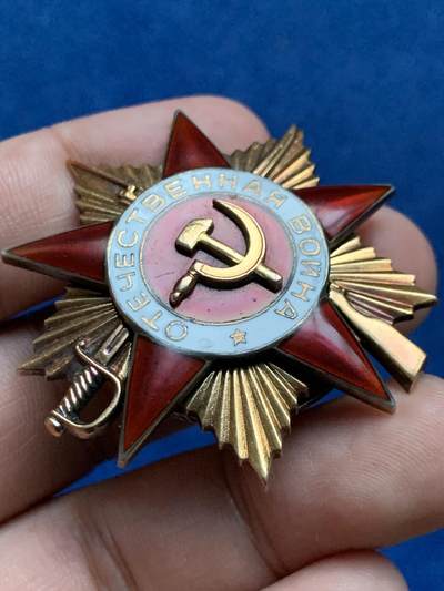 《竞宝斋》第409场 周日，周一，2场连拍 （全场包邮） 苏联1943版一级卫国勋章，含纯金8.3克左右，带证书，银质背轮，7点钟方向白珐琅有小剥皮，整体品相极美。带档案，中拍可联系索取。