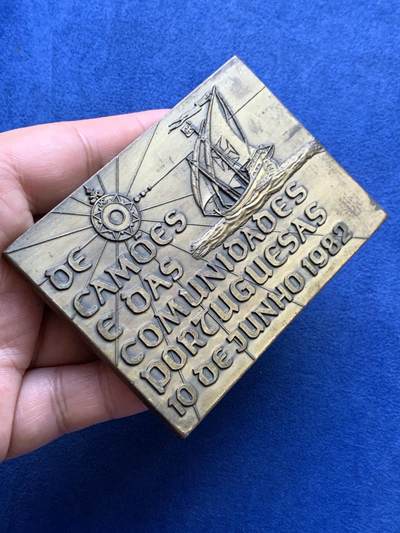 《竞宝斋》第409场 周日，周一，2场连拍 （全场包邮） 葡萄牙社区大会1982年铜质纪念章，64*88mm，240克，高浮雕，设计极具艺术效果，罕见。