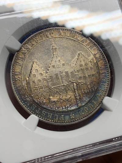 《竞宝斋》第409场 周日，周一，2场连拍 （全场包邮） NGC MS61 德国1863年法兰克福王子议会泰勒银币，经典的法兰克福市政厅，底板状态好，包浆也出色，个人感觉低评了