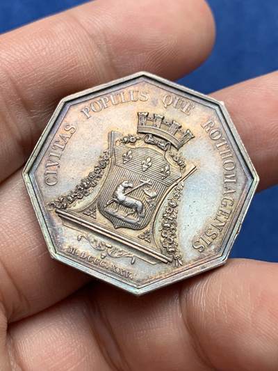 《竞宝斋》第409场 周日，周一，2场连拍 （全场包邮） 法国鲁昂地区八角银质代币 16.57克 32.5mm 早期无边铭 左脚扛旗羊 五彩包浆