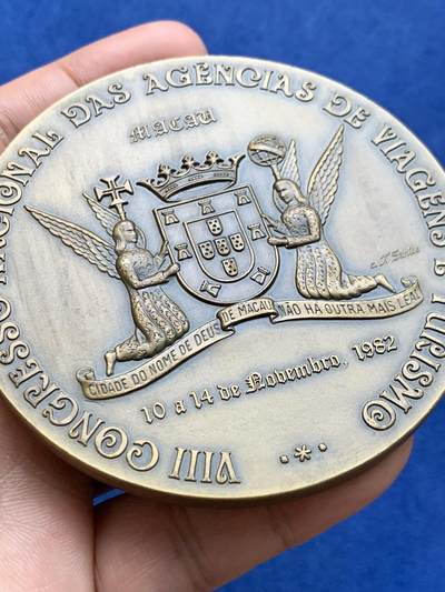 《竞宝斋》第409场 周日，周一，2场连拍 （全场包邮） 1982年澳门大铜章，第八届葡国旅游及旅行社周年大会纪念章，188克，直径78mm，面积大，设计制作精美，保存很好，罕见。