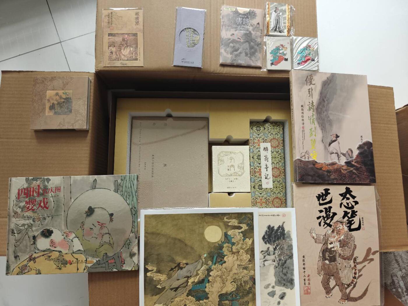 戴敦邦中国画扛鼎之作！宋词唐诗古诗词集结出版大全套，卡友亲签档，仅拆封拍照，所有包含的产品都是全新未拆封。不包含亲签卡。书不带亲签