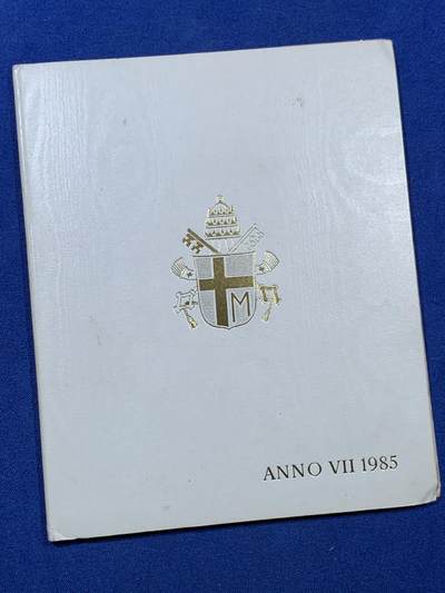 《竞宝斋》第409场 周日，周一，2场连拍 （全场包邮） 梵蒂冈1985年原封套币 其中最大一枚1000里拉是银币 非常少见的品种