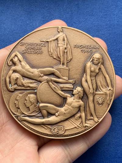 《竞宝斋》第409场 周日，周一，2场连拍 （全场包邮） 瑞典1980年大铜章 290克 70mm 边铭1963 约翰·托比亚斯·塞尔格尔画家雕塑家诞辰240周年（瑞典新古典主义艺术之父） 原盒带支架