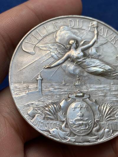 《竞宝斋》第409场 周日，周一，2场连拍 （全场包邮） 1910年法国勒阿弗尔海军协会镀银铜章 54.8克 49.8mm 三角铜标