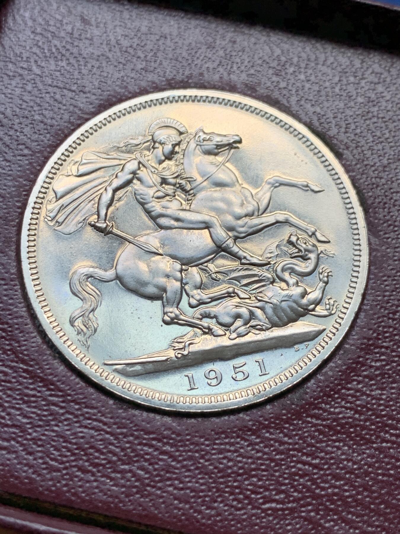 《竞宝斋》第409场 周日，周一，2场连拍 （全场包邮） 英国1951镍马剑乔治六世克朗 带红色原盒