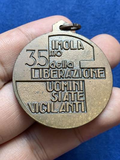 《竞宝斋》第409场 周日，周一，2场连拍 （全场包邮） 解放35周年纪念章 39.8mm 30.3克