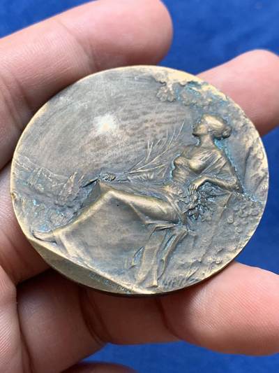 《竞宝斋》第409场 周日，周一，2场连拍 （全场包邮） 坐着的女神铜章 41.1克 45.1mm 三角铜标