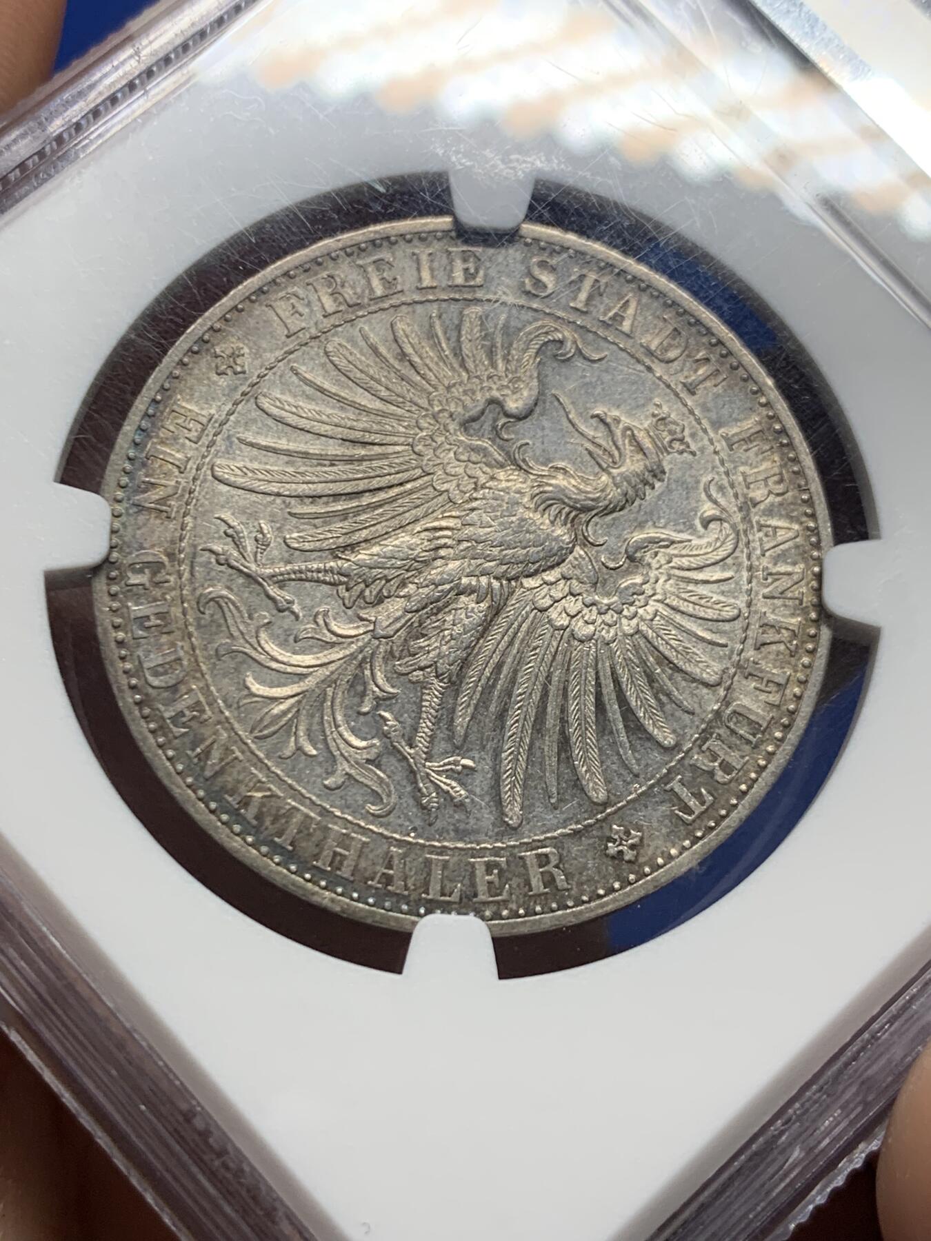 《竞宝斋》第409场 周日，周一，2场连拍 （全场包邮） NGC MS61 德国1863年法兰克福王子议会泰勒银币，经典的法兰克福市政厅，底板状态好，包浆也出色，个人感觉低评了