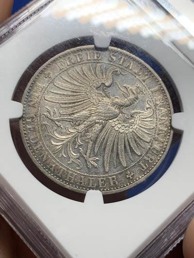 《竞宝斋》第409场 周日，周一，2场连拍 （全场包邮） NGC MS61 德国1863年法兰克福王子议会泰勒银币，经典的法兰克福市政厅，底板状态好，包浆也出色，个人感觉低评了