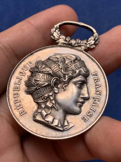 《竞宝斋》第409场 周日，周一，2场连拍 （全场包邮） 1899年法属阿尔及利亚机械师和驾驶员总联合会银质纪念章 26克 40.4*53.3mm