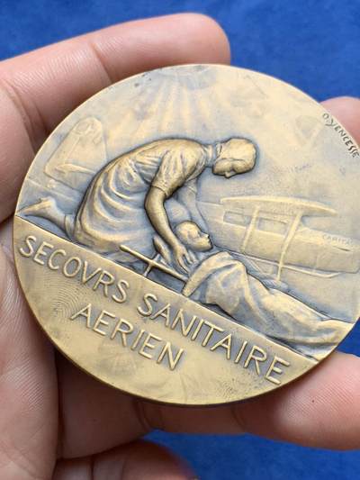 《竞宝斋》第409场 周日，周一，2场连拍 （全场包邮） 名家名作 法国第戎市航空医疗卫生纪念铜章 带盒 三角边铭 87.5克 58.8mm