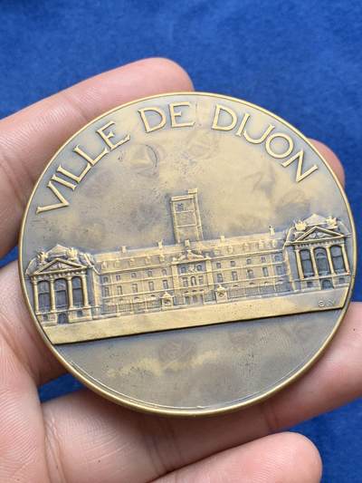 《竞宝斋》第409场 周日，周一，2场连拍 （全场包邮） 名家名作 法国第戎市航空医疗卫生纪念铜章 带盒 三角边铭 87.5克 58.8mm