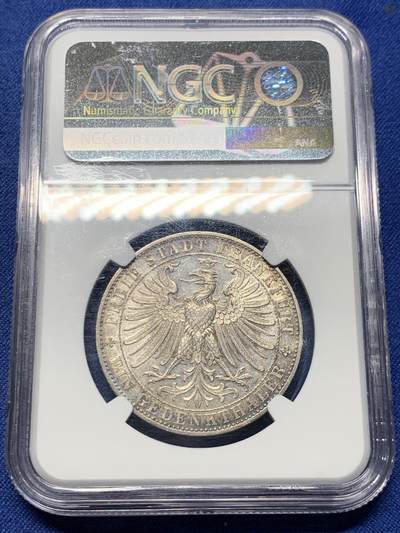 《竞宝斋》第409场 周日，周一，2场连拍 （全场包邮） NGC MS61 德国1863年法兰克福王子议会泰勒银币，经典的法兰克福市政厅，底板状态好，包浆也出色，个人感觉低评了