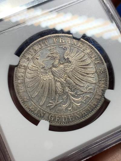 《竞宝斋》第409场 周日，周一，2场连拍 （全场包邮） NGC MS61 德国1863年法兰克福王子议会泰勒银币，经典的法兰克福市政厅，底板状态好，包浆也出色，个人感觉低评了