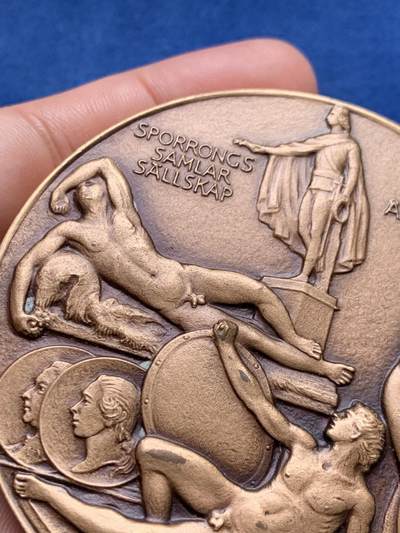 《竞宝斋》第409场 周日，周一，2场连拍 （全场包邮） 瑞典1980年大铜章 290克 70mm 边铭1963 约翰·托比亚斯·塞尔格尔画家雕塑家诞辰240周年（瑞典新古典主义艺术之父） 原盒带支架