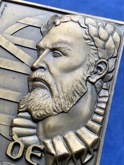 《竞宝斋》第409场 周日，周一，2场连拍 （全场包邮） 葡萄牙社区大会1982年铜质纪念章，64*88mm，240克，高浮雕，设计极具艺术效果，罕见。