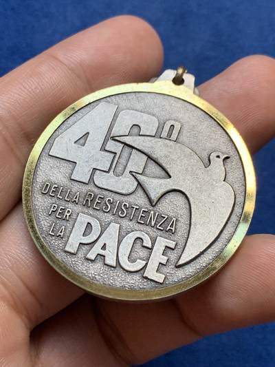 《竞宝斋》第409场 周日，周一，2场连拍 （全场包邮） 1943-1983游击队40周年纪念章 27克 40.6mm