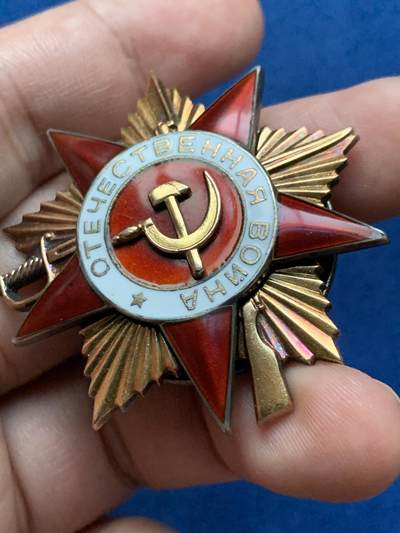 《竞宝斋》第409场 周日，周一，2场连拍 （全场包邮） 苏联1943版一级卫国勋章，含纯金8.3克左右，带证书，银质背轮，7点钟方向白珐琅有小剥皮，整体品相极美。带档案，中拍可联系索取。