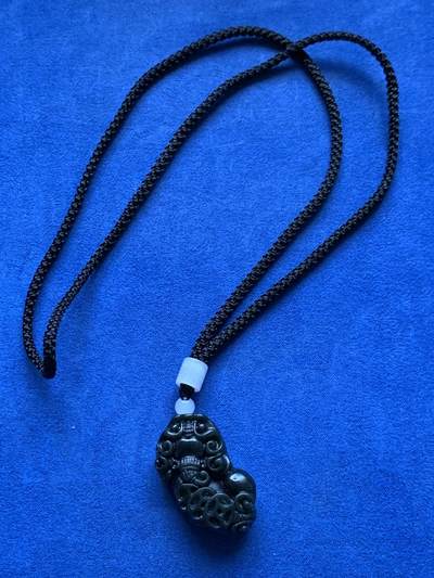 《竞宝斋》第409场 周日，周一，2场连拍 （全场包邮） 黑青玉貔貅挂饰 长宽高：39.2*22*12.4mm 带绳总重约24.4克 品种细节见图