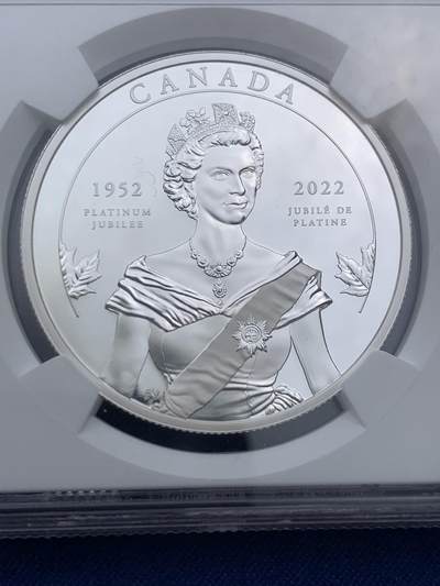 《竞宝斋》第409场 周日，周一，2场连拍 （全场包邮） 首期NGC PF69UC（2022年英加联合发行）女王登基70周年铂金禧年20加元精制纪念银币（999纯银，38MM币径，发行量5500枚）