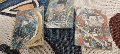 秋原瞳的小店第19.5期（昆仑万象与卡游激烈的再次碰撞） - q山衡一述反骨仔3张，卡背设计不错
