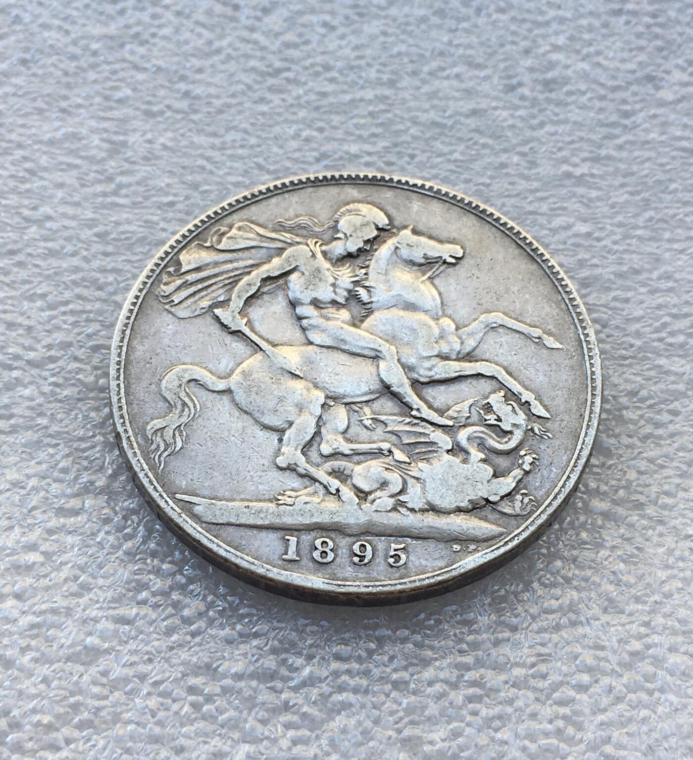 世界钱币专场拍卖 英国1895年维多利亚女王披纱马剑一克朗银币 28克92.5%银