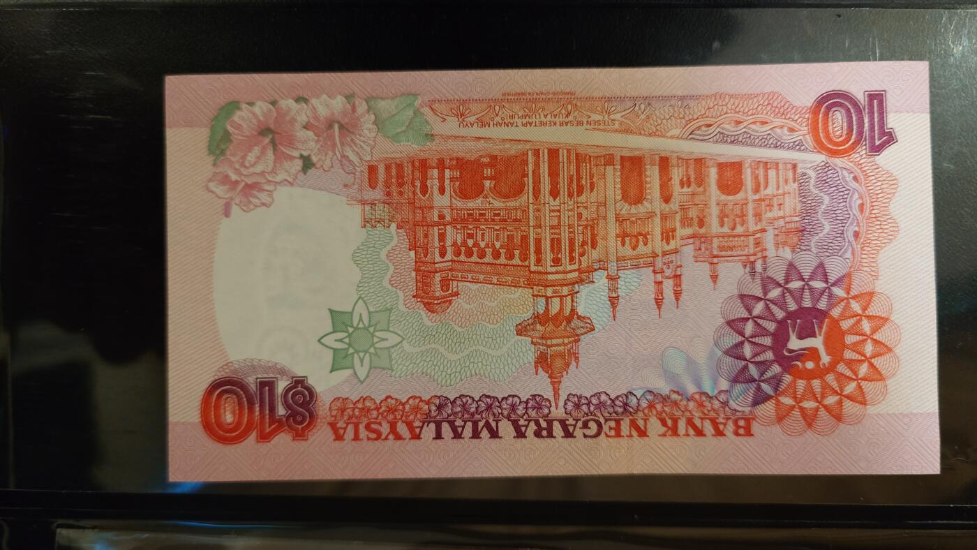 世界钱币～微拍第200期暨2025年第39期  整百场大拍最新新货上架 好货多 老版马来西亚10林吉特 全新绝品WZ冠全程无47尾号353（印刷厂见背图）