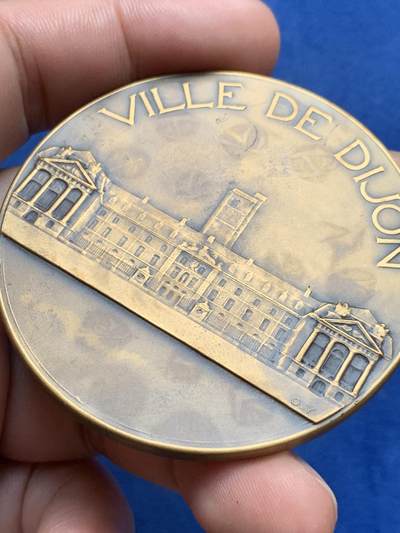 《竞宝斋》第409场 周日，周一，2场连拍 （全场包邮） 名家名作 法国第戎市航空医疗卫生纪念铜章 带盒 三角边铭 87.5克 58.8mm