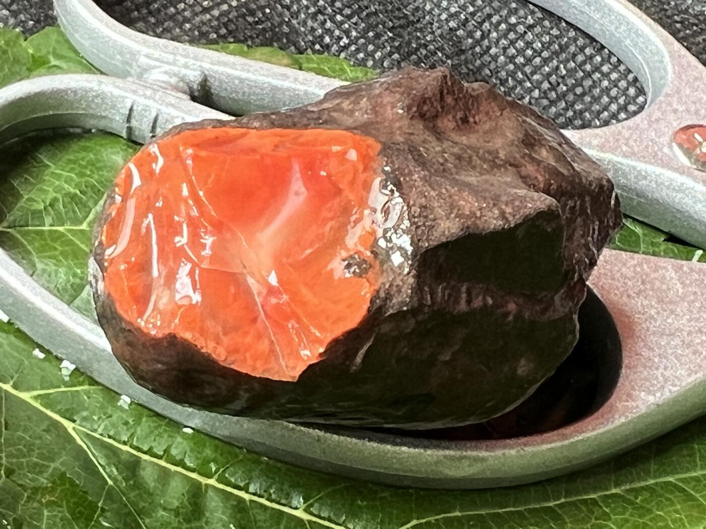 零元拍：南红玛瑙手把石。约107克，开口红艳艳，纯天然，独一无二的（天然原石不可避免有瑕疵，裂纹，介意勿拍）因为拍照环境以及光线的变化，颜色以实物为准。成品很美丽，原石亦魅力无穷。