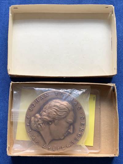 《竞宝斋》第409场 周日，周一，2场连拍 （全场包邮） 瑞典1980年大铜章 290克 70mm 边铭1963 约翰·托比亚斯·塞尔格尔画家雕塑家诞辰240周年（瑞典新古典主义艺术之父） 原盒带支架