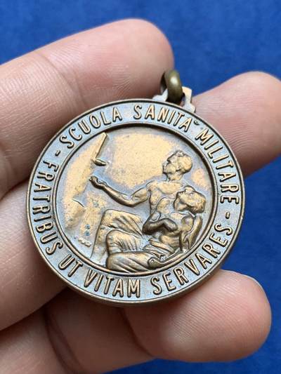 《竞宝斋》第409场 周日，周一，2场连拍 （全场包邮） 军事卫生纪念章 带吊环重约15.3克 34.9mm