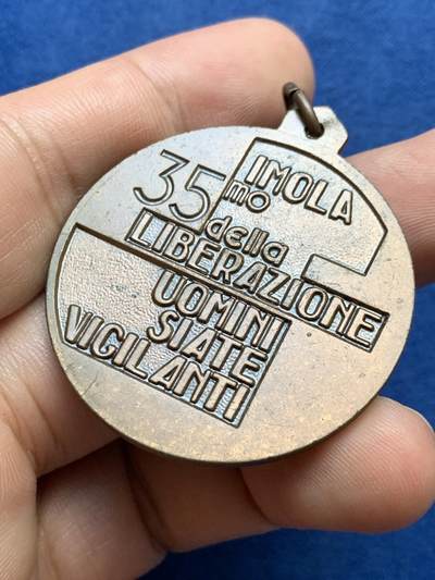 《竞宝斋》第409场 周日，周一，2场连拍 （全场包邮） 解放35周年纪念章 39.8mm 30.3克