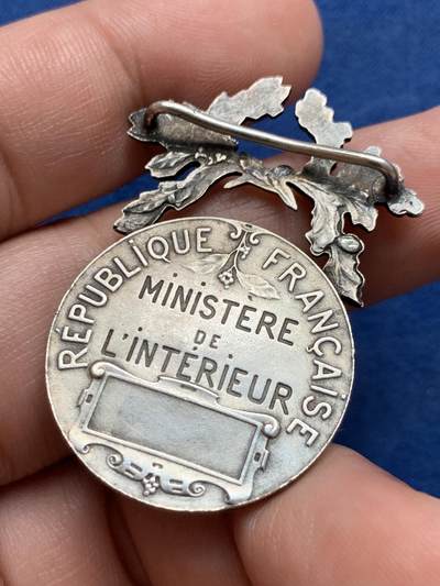 《竞宝斋》第409场 周日，周一，2场连拍 （全场包邮） 法国内务部颁发奉献镀银铜章 12.4克 27.7*43.3mm