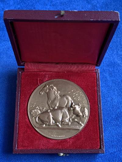 《竞宝斋》第409场 周日，周一，2场连拍 （全场包邮） 法国畜牧业协会纪念铜章 60.8克 50.2mm 丰饶角铜标 带盒