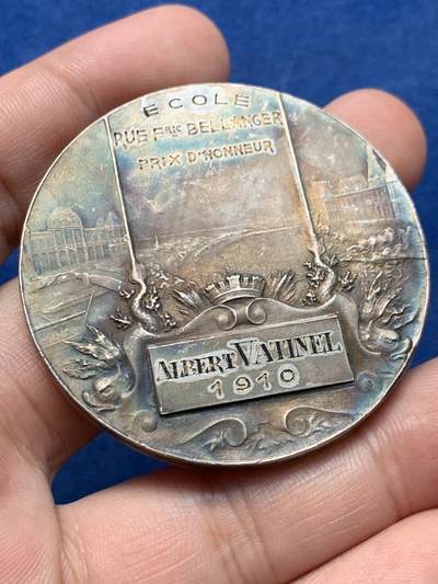 《竞宝斋》第409场 周日，周一，2场连拍 （全场包邮） 1910年法国勒阿弗尔海军协会镀银铜章 54.8克 49.8mm 三角铜标