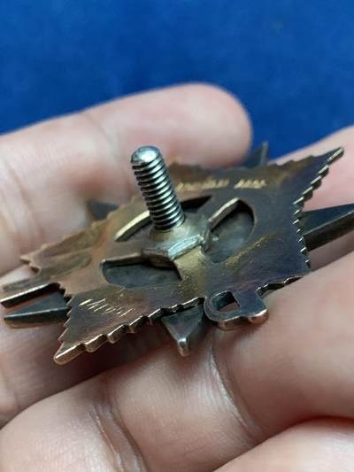 《竞宝斋》第409场 周日，周一，2场连拍 （全场包邮） 苏联1943版一级卫国勋章，含纯金8.3克左右，带证书，银质背轮，7点钟方向白珐琅有小剥皮，整体品相极美。带档案，中拍可联系索取。