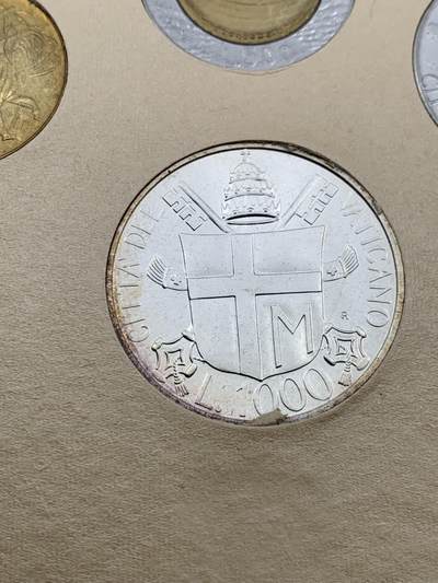 《竞宝斋》第409场 周日，周一，2场连拍 （全场包邮） 梵蒂冈1985年原封套币 其中最大一枚1000里拉是银币 非常少见的品种