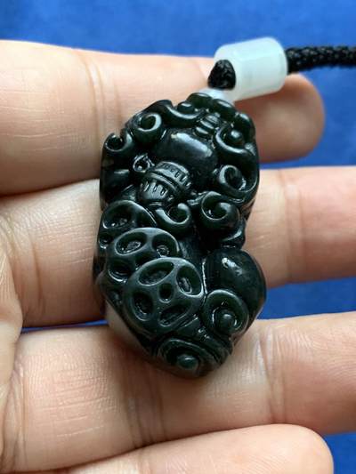 《竞宝斋》第409场 周日，周一，2场连拍 （全场包邮） 黑青玉貔貅挂饰 长宽高：39.2*22*12.4mm 带绳总重约24.4克 品种细节见图