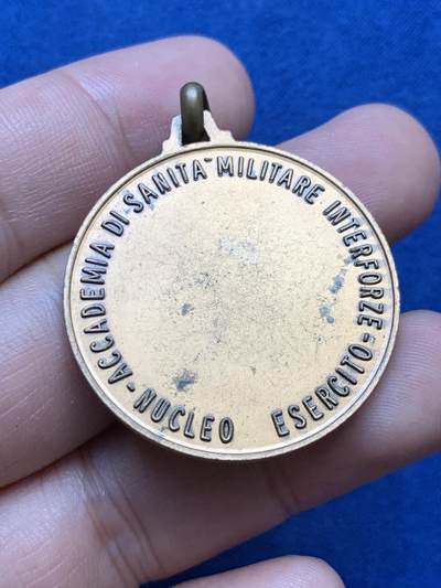 《竞宝斋》第409场 周日，周一，2场连拍 （全场包邮） 军事卫生纪念章 带吊环重约15.3克 34.9mm