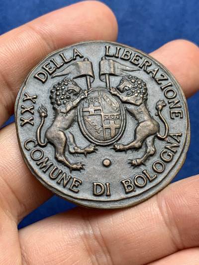 《竞宝斋》第409场 周日，周一，2场连拍 （全场包邮） 意大利博洛尼亚市政府解放30周年纪念章 33.9克 43.5mm
