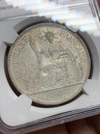 《竞宝斋》第409场 周日，周一，2场连拍 （全场包邮） NGC AU58 法属越南1904年坐洋1皮银币（状态不输MS，光泽舒服，高点都在，鼻梁高挺，五官清晰。普通版坐洋发行量不算多的年份，性价比高！）