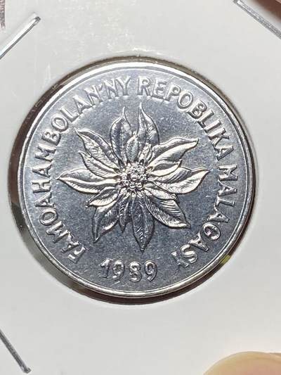 2025年第八十场(总第一百零六场）外国好品散币(免佣金) 原光好品–马达加斯加🇲🇬1989年5法郎(共和国时期第一套，关门年，丰饶角加海豚标)